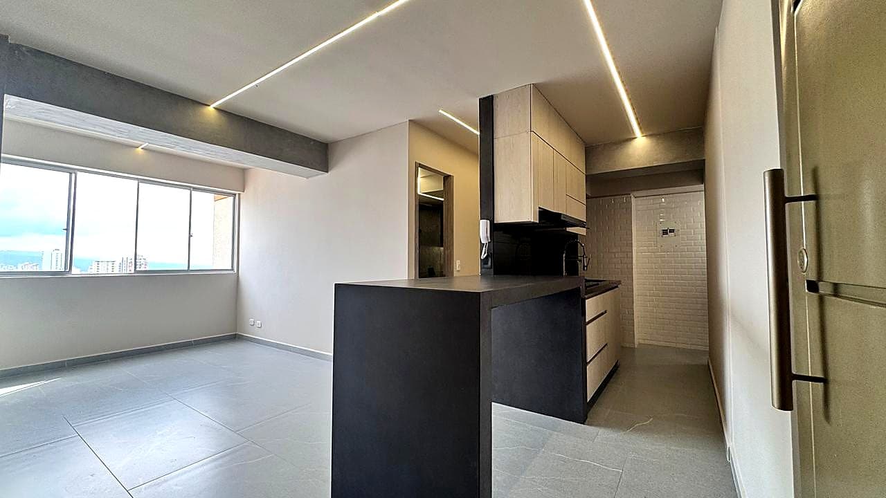 Apartamento remodelado en Rosales, Bucaramanga, con cocina y vista a la ciudad