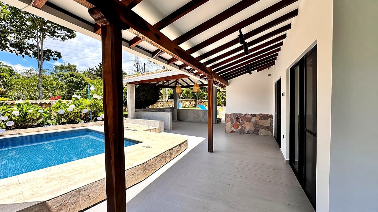 Terraza de madera, piscina y rancho en casa campestre de Arcoíris Acuarela