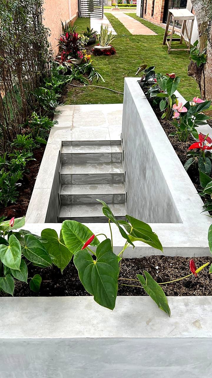 Escalera de concreto y jardín tropical en Ruitoque