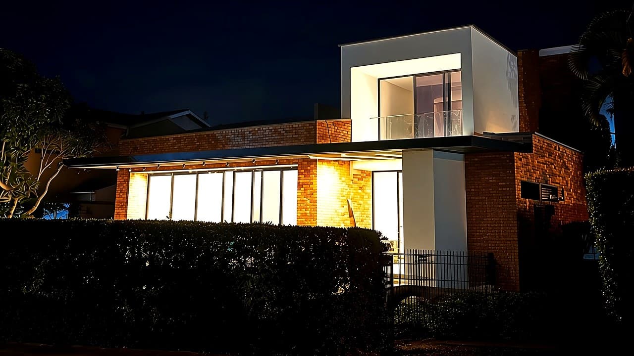 Casa contemporánea iluminada de noche en Bahía Ruitoque, Santander