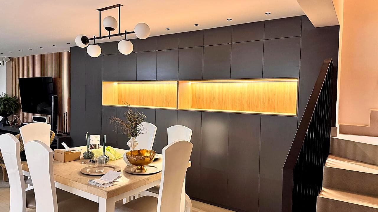 Comedor con carpintería a medida e iluminación cálida en Bucaramanga
