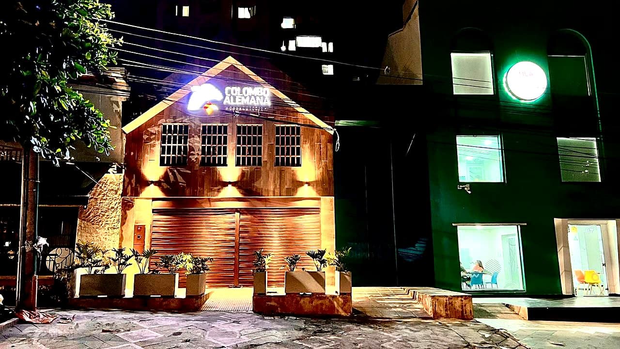 Fachada nocturna del local comercial Colombo Alemana en Bucaramanga