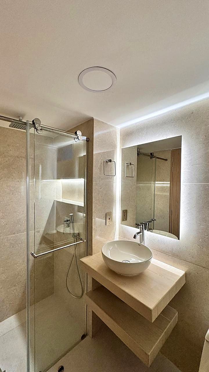 Ducha en mármol beige con mampara corredera