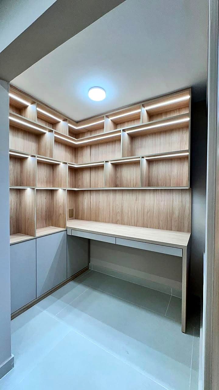 Estudio con carpintería de madera e iluminación lineal en apartamento de Ciudadela, Bucaramanga