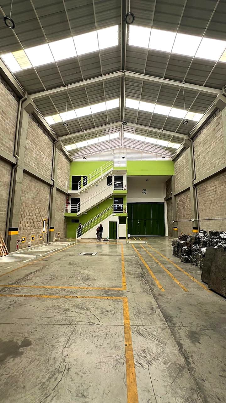 Interior de bodega comercial de doble altura en el centro de Bucaramanga