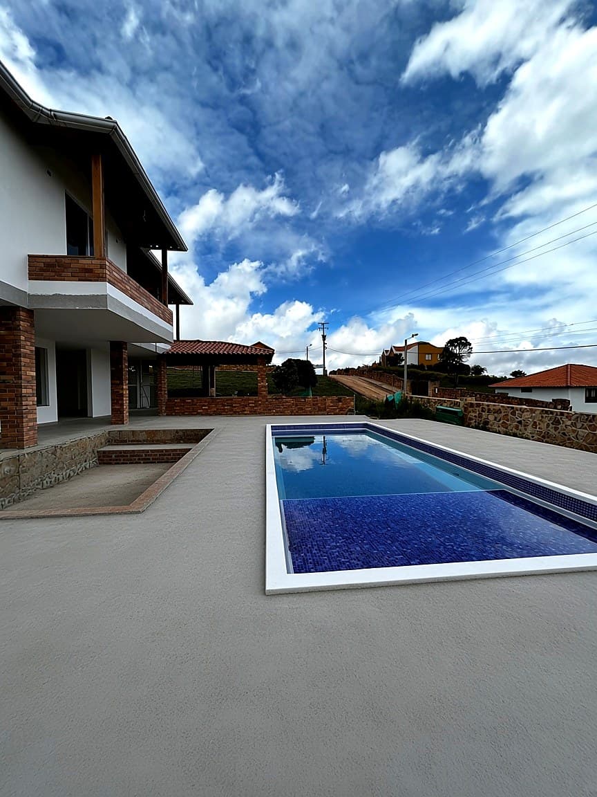 Piscina y terraza de la casa campestre en Pueblito Acuarela