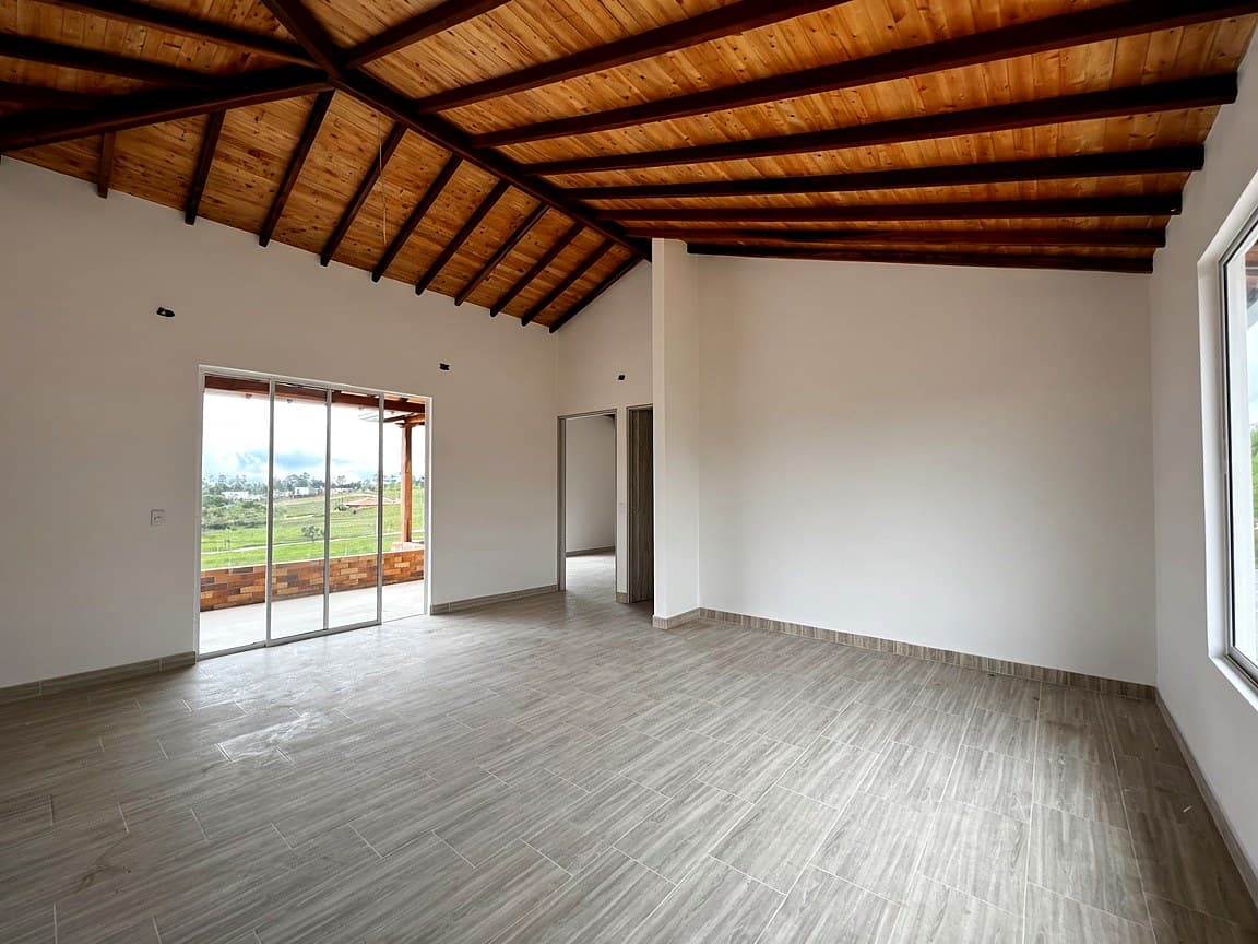 Sala con cubierta de madera y piso en porcelanato en Pueblito Acuarela