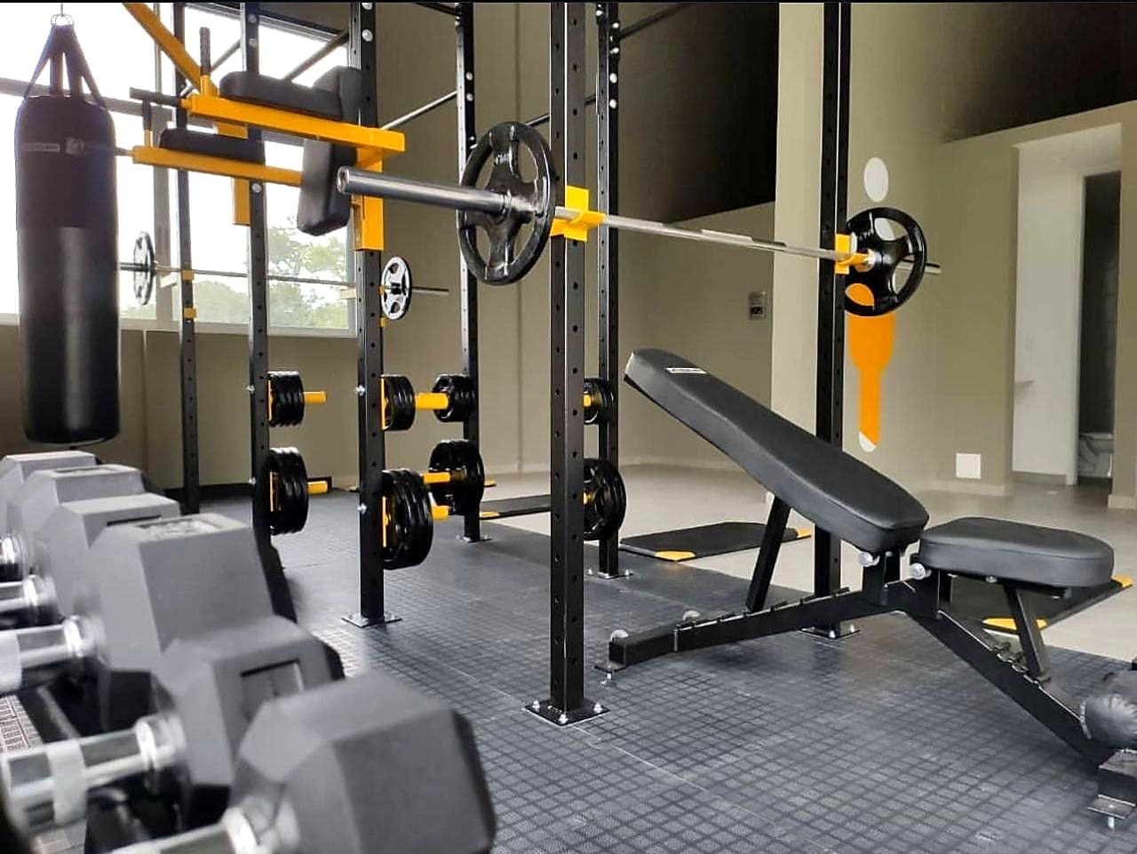 Zona de pesas del gimnasio en el edificio TM2