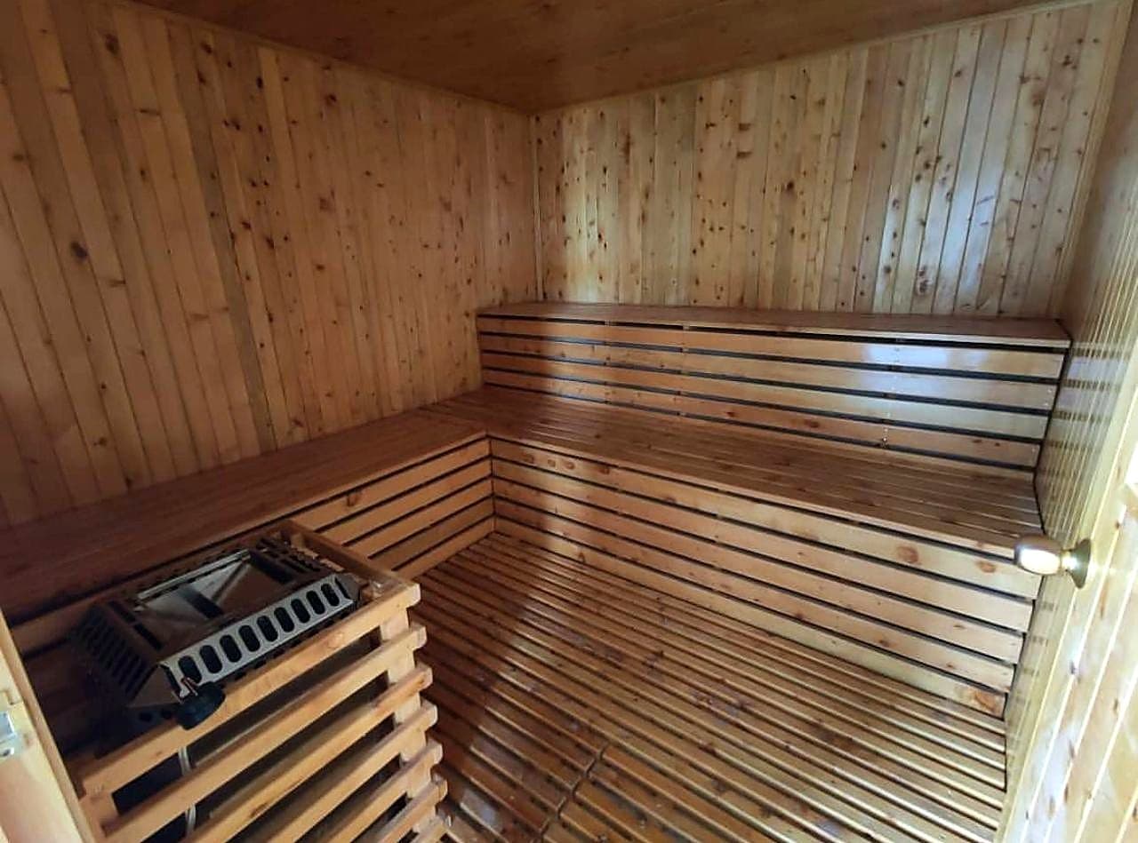 Sauna de madera en las amenidades del edificio TM2
